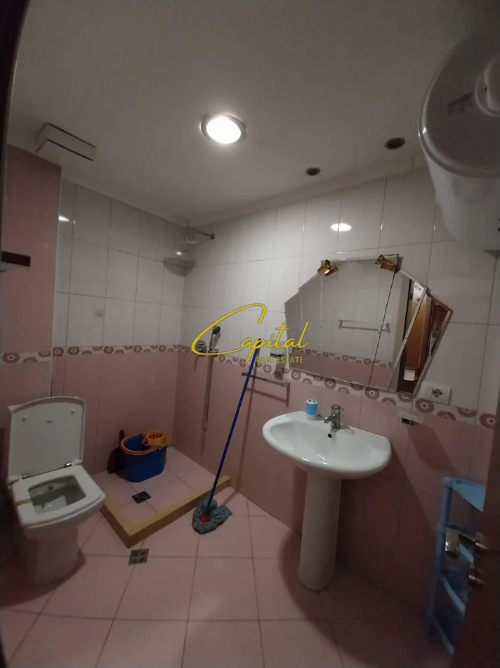 Tirane, jepet me qera apartament 1+1 Kati 3, 85 m² 550 € (KOMUNA E PARISIT)
