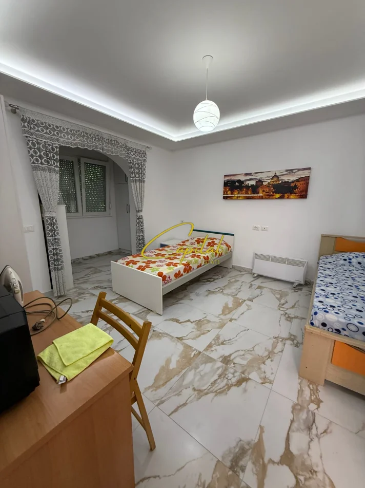 Tirane, jepet me qera apartament 2+1 Kati 2, 100 m² 650 € (ALI DEMI)