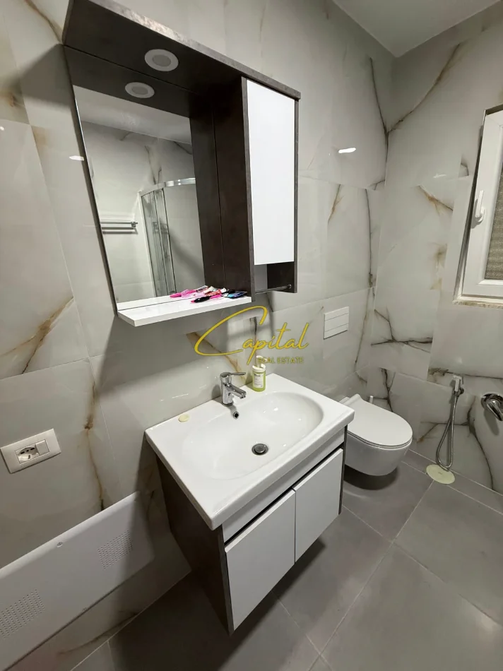 Tirane, jepet me qera apartament 2+1 Kati 2, 100 m² 650 € (ALI DEMI)