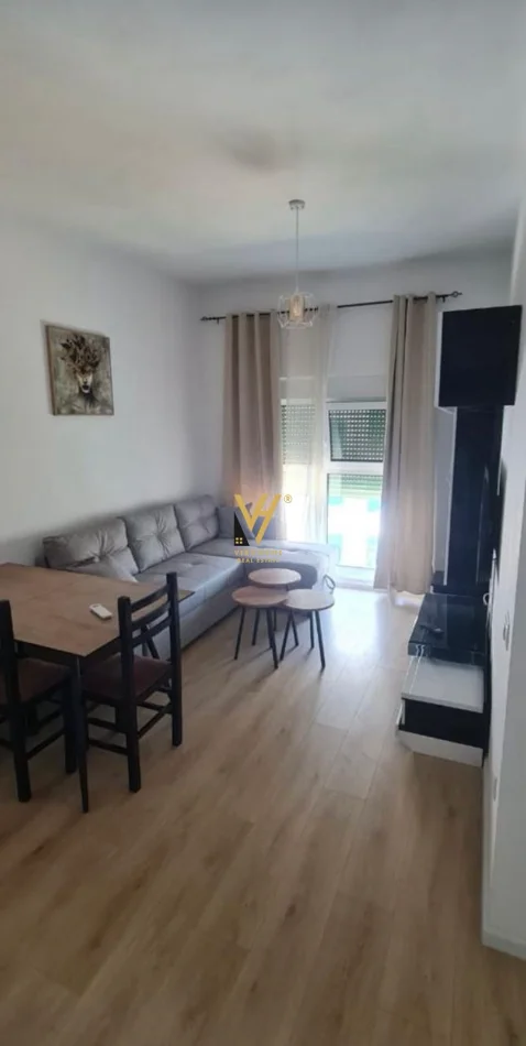 Tirane, jepet me qera apartament 2+1+Ballkon Kati 4, 90 m² 520 € (UNAZA E RE)