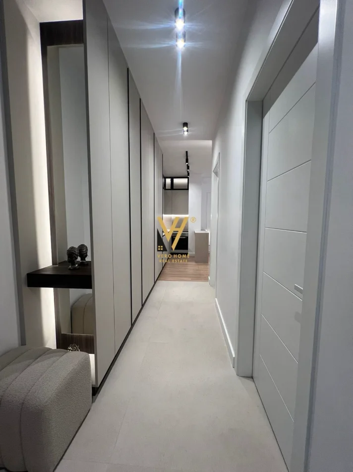 Tirane, jepet me qera apartament 1+1+Ballkon Kati 6, 60 m² 800 € (PORCELAN)