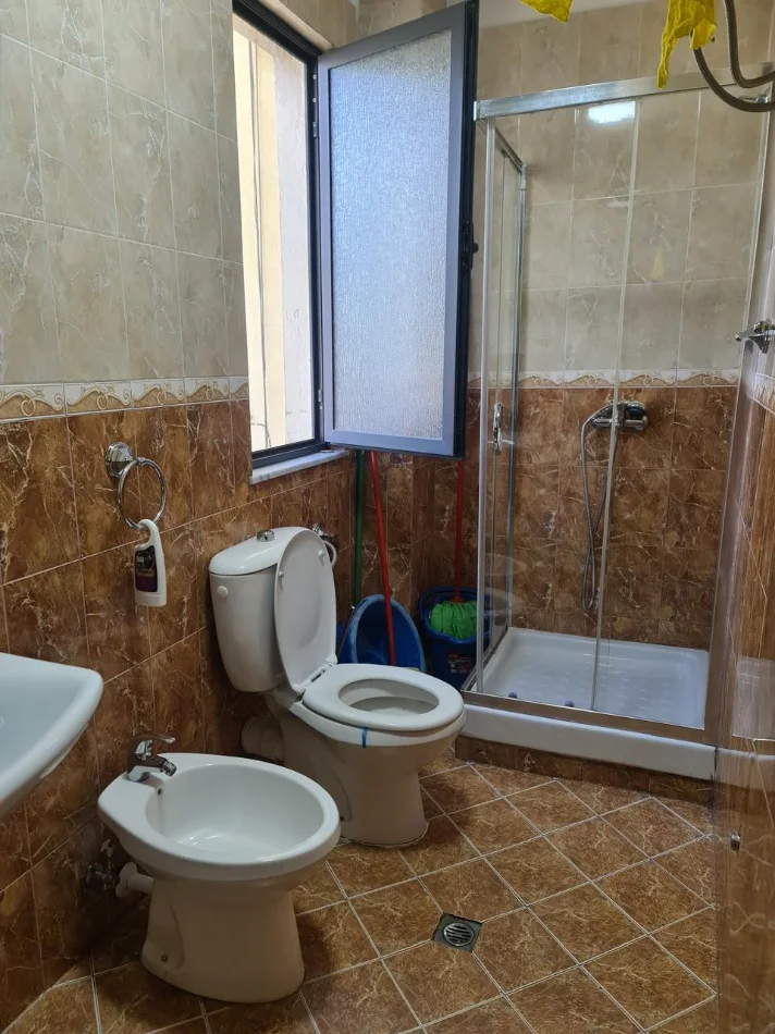 Tirane, jepet me qera apartament 1+1 Kati 4, 65 m² 550 € (STADIUMI DINAMO)