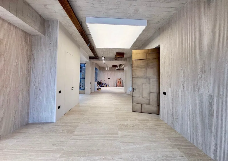 Tirane, shitet ambjent biznesi Kati 1, 430 m² (Kompleksi Delijorgji)
