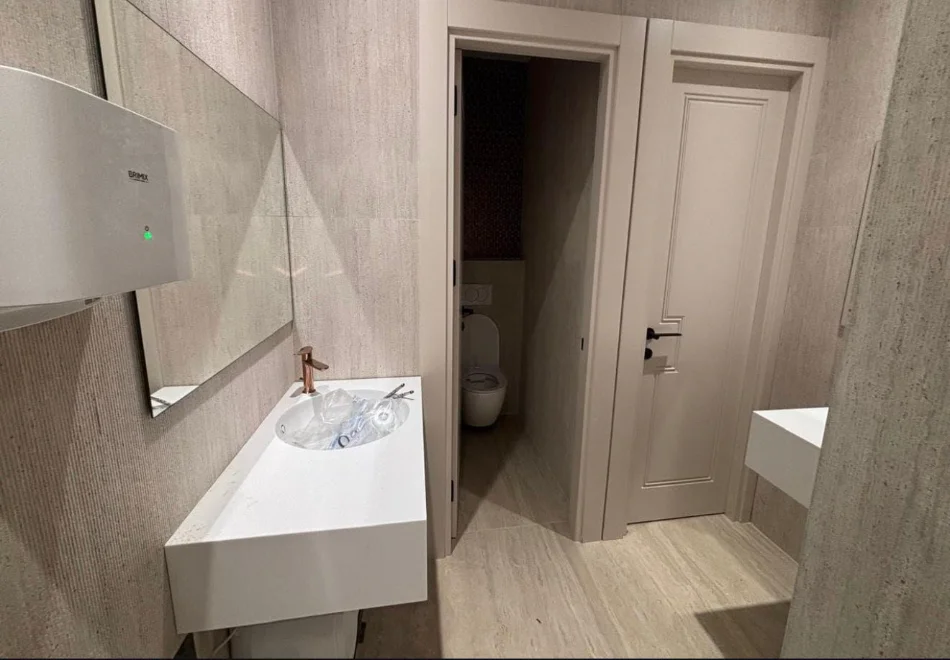 Tirane, shitet ambjent biznesi Kati 1, 430 m² (Kompleksi Delijorgji)