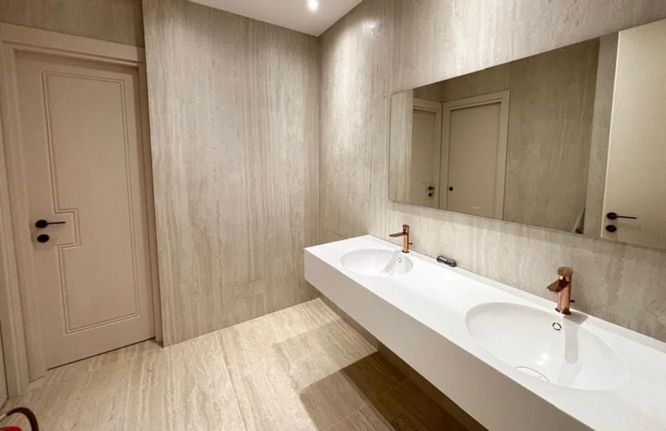 Tirane, shitet ambjent biznesi Kati 1, 430 m² (Kompleksi Delijorgji)