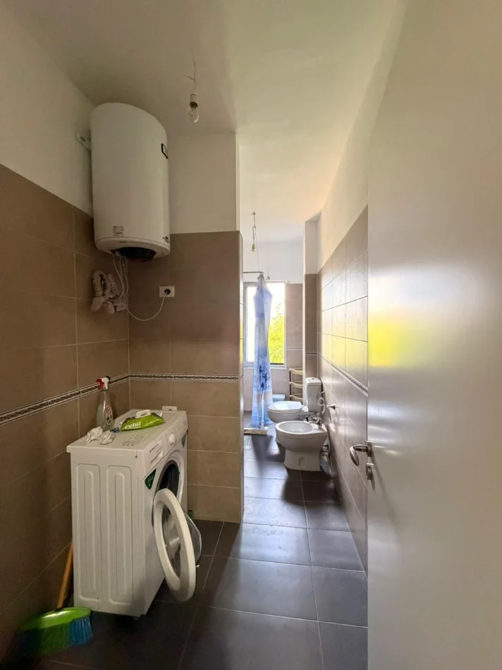 Tirane, jepet me qera apartament 1+1+Ballkon Kati 2, 71 m² 400 € 