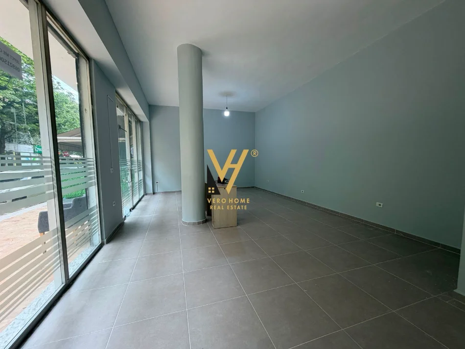 Tirane, jepet me qera dyqan Kati 0, 40 m² 520 € (IRFAN TOMINI)