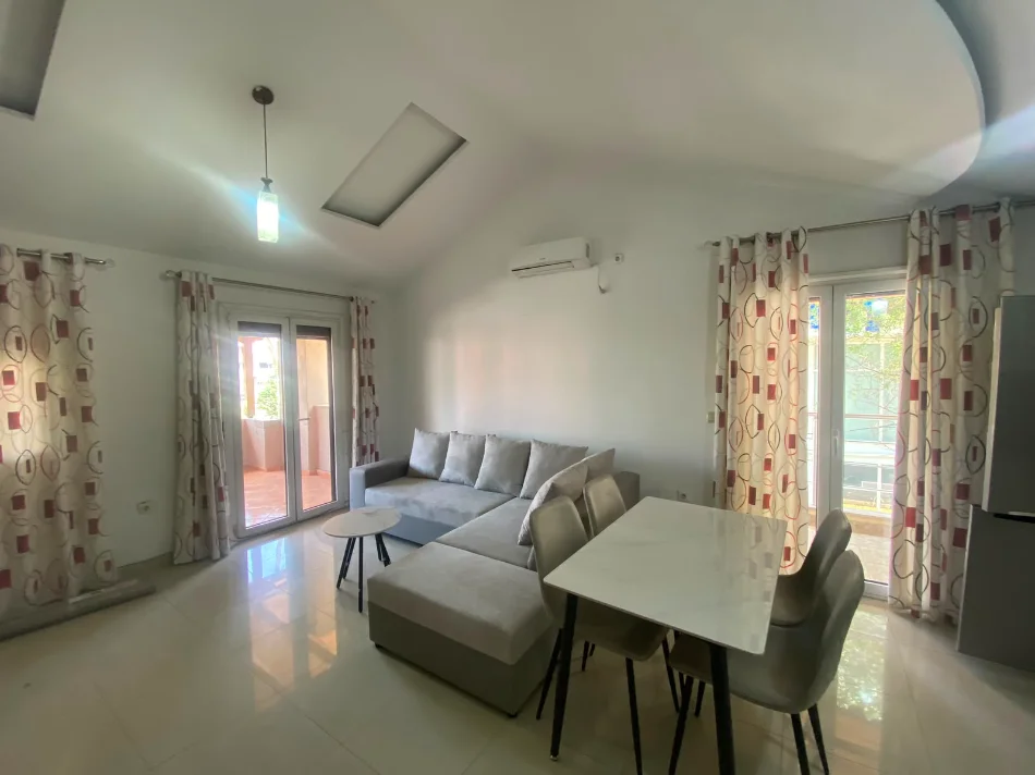 Tirane, jepet me qera apartament 2+1+Aneks+Ballkon , 600 € (komuna e parisit , kristal center)