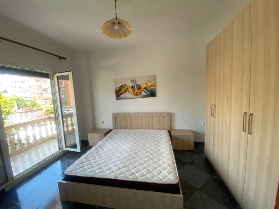 Tirane, jepet me qera apartament duplex 2+1+Aneks+Ballkon , 600 € (kodra e diellit)