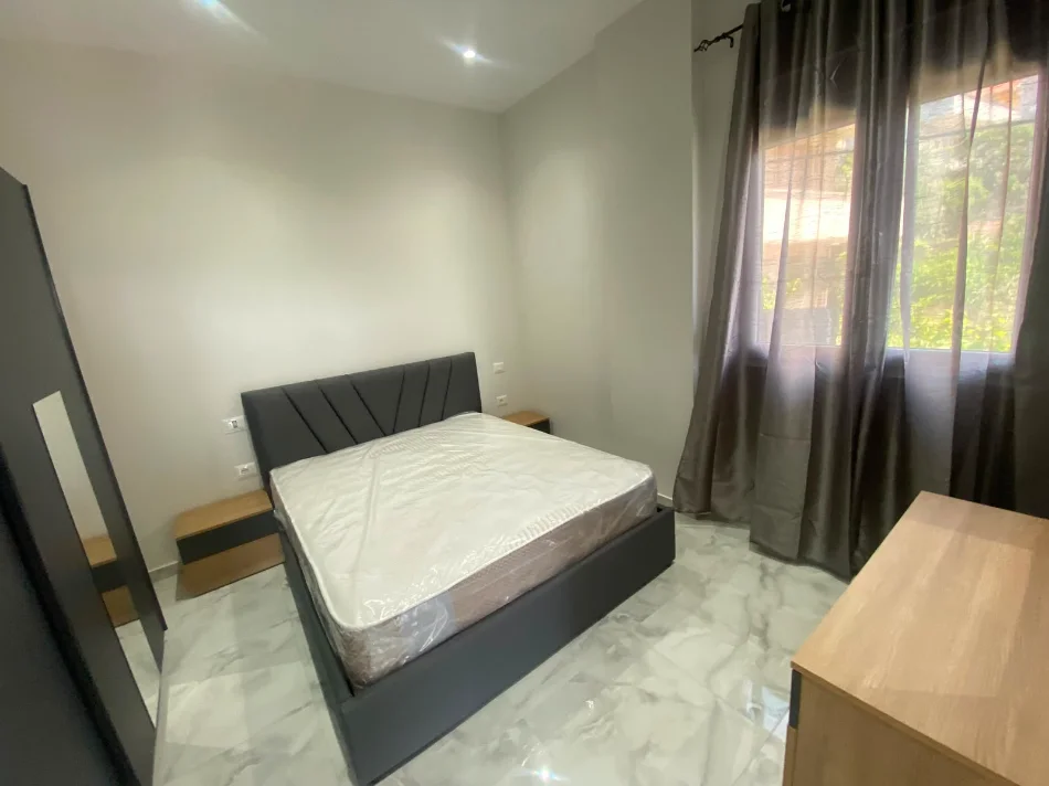 Tirane, jepet me qera apartament 1+1+Aneks+Ballkon Kati 5, 400 € (xhamlliku , oxhaku)