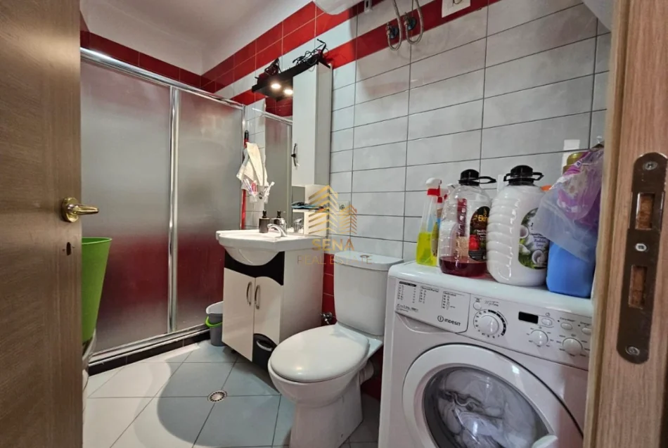 Tirane, jepet me qera apartament 1+1+Ballkon Kati 3, 50 m² 400 € (Liqeni i Thate)