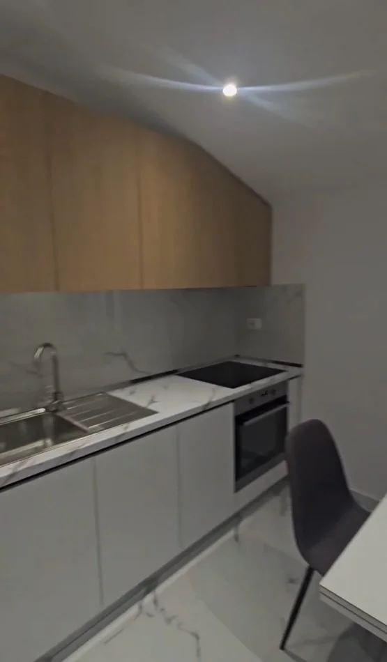 Tirane, jepet me qera apartament 1+1+Ballkon Kati 3, 70 m² 450 € (Komuna e Parisit)
