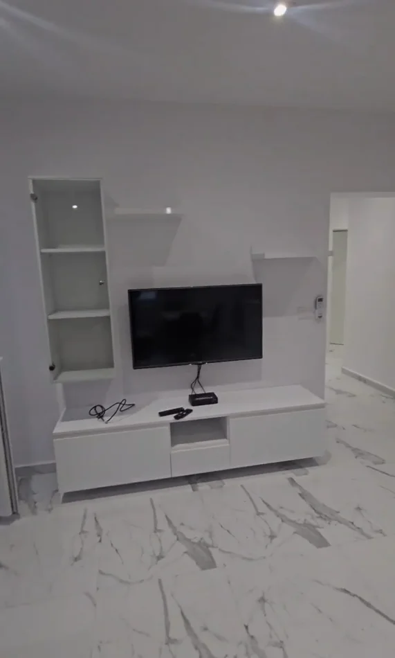 Tirane, jepet me qera apartament 1+1+Ballkon Kati 3, 70 m² 450 € (Komuna e Parisit)