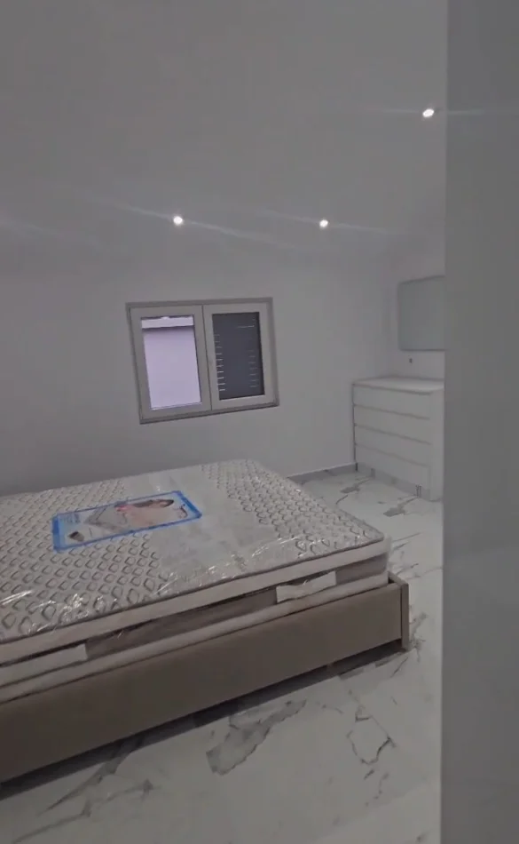 Tirane, jepet me qera apartament 1+1+Ballkon Kati 3, 70 m² 450 € (Komuna e Parisit)