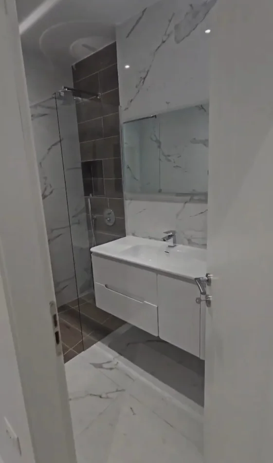 Tirane, jepet me qera apartament 1+1+Ballkon Kati 3, 70 m² 450 € (Komuna e Parisit)