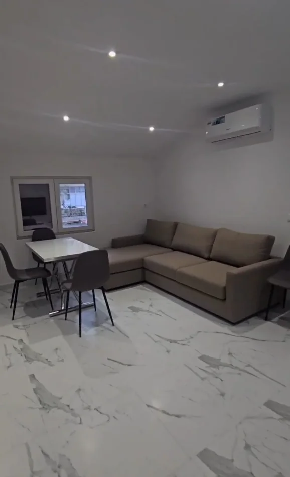 Tirane, jepet me qera apartament 1+1+Ballkon Kati 3, 70 m² 450 € (Komuna e Parisit)