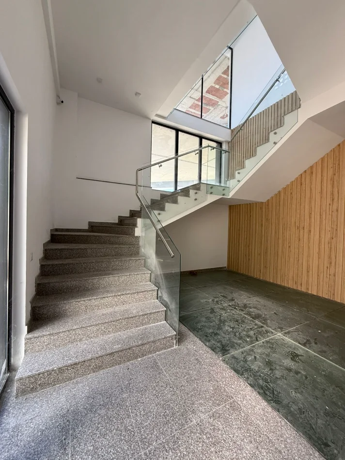 Tirane, jepet me qera ambjent biznesi , 1.250 m² 2.600 € (Prane Doganes)