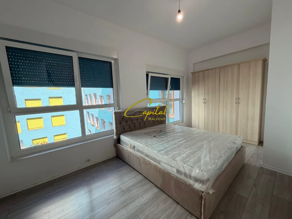 Tirane, jepet me qera apartament 1+1 Kati 2, 60 m² 400 € (ALI DEMI)