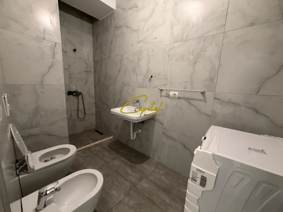 Tirane, jepet me qera apartament 1+1 Kati 2, 60 m² 400 € (ALI DEMI)