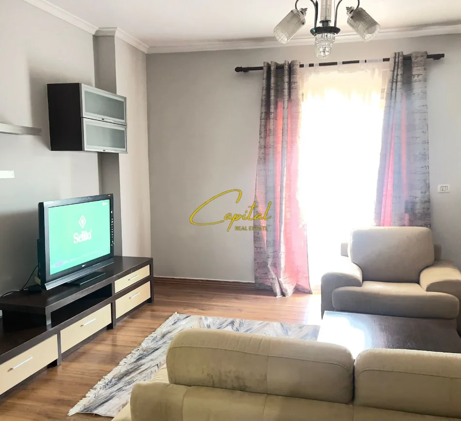 Tirane, jepet me qera apartament 1+1 Kati 4, 85 m² 500 € (PAZARI I RI)