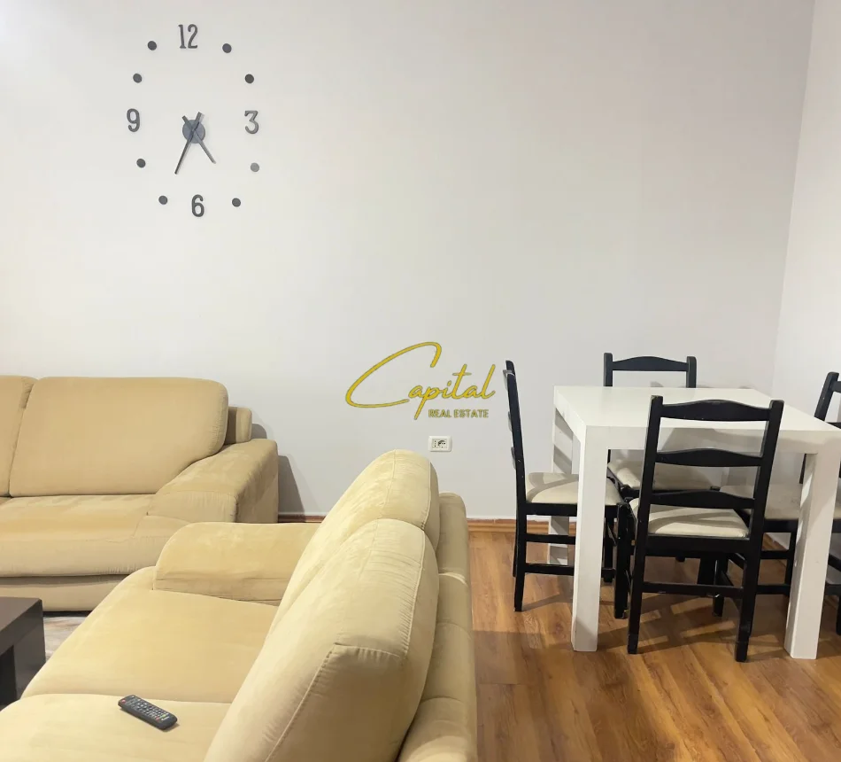 Tirane, jepet me qera apartament 1+1 Kati 4, 85 m² 500 € (PAZARI I RI)