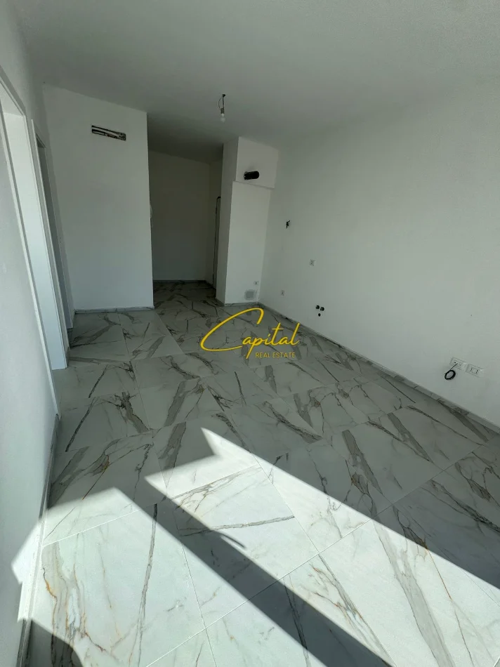 Tirane, jepet me qera apartament 1+1 Kati 1, 65 m² 400 € (LAPRAKE)