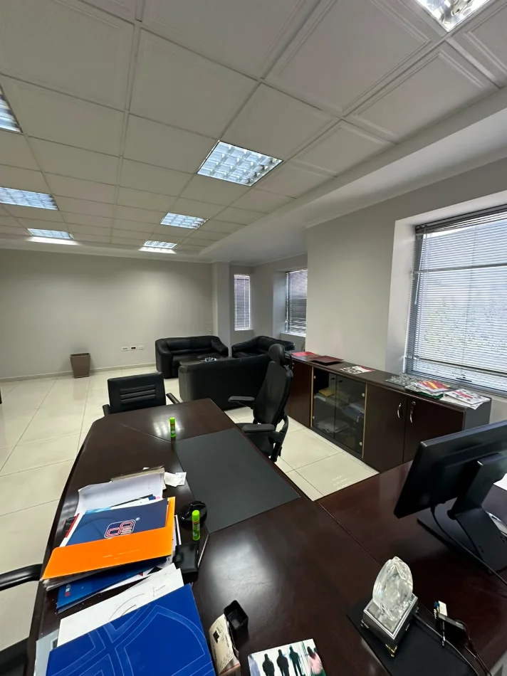 Tirane, shitet magazine , 5.600 m² 4.200.000 € (Vore)