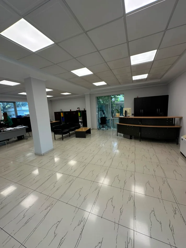 Tirane, shitet magazine , 5.600 m² 4.200.000 € (Vore)