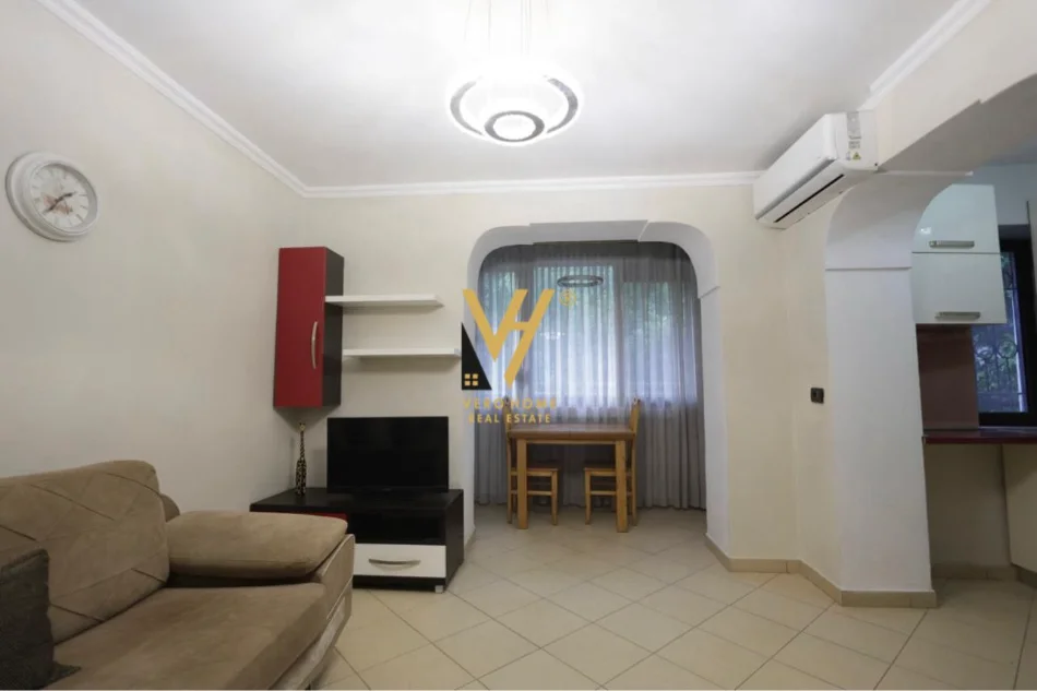Tirane, jepet me qera apartament 1+1+Ballkon Kati 2, 84 m² 550 € (BRRYL)