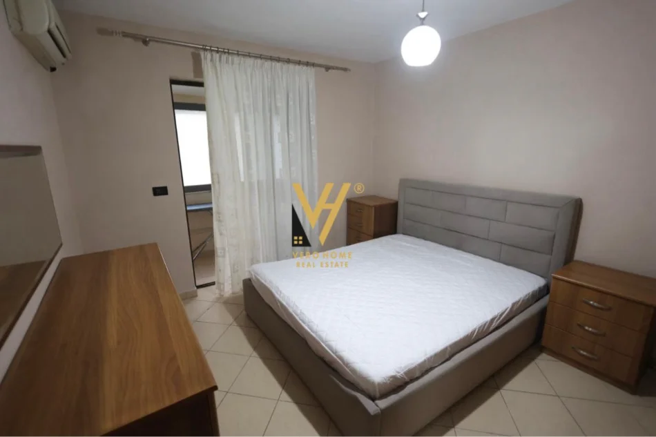 Tirane, jepet me qera apartament 1+1+Ballkon Kati 2, 84 m² 550 € (BRRYL)