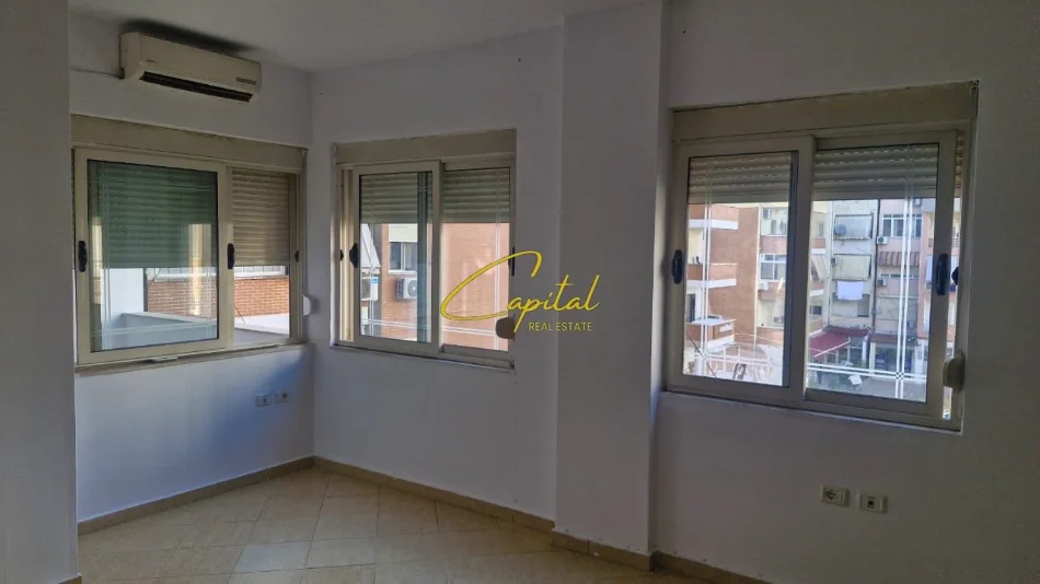 Tirane, jepet me qera apartament 2+1 Kati 2, 100 m² 450 € (KOMUNA E PARISIT)