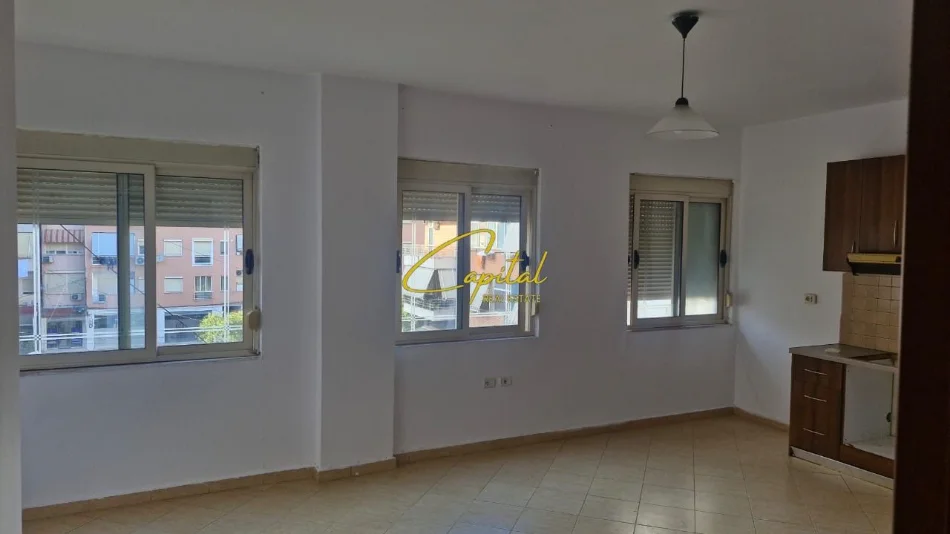 Tirane, jepet me qera apartament 2+1 Kati 2, 100 m² 450 € (KOMUNA E PARISIT)