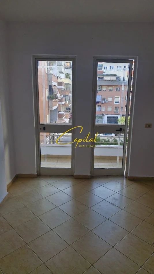 Tirane, jepet me qera apartament 2+1 Kati 2, 100 m² 450 € (KOMUNA E PARISIT)