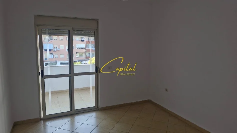 Tirane, jepet me qera apartament 2+1 Kati 2, 100 m² 450 € (KOMUNA E PARISIT)