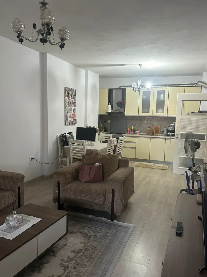 Tirane, jepet me qera apartament 2+1 Kati 3, 