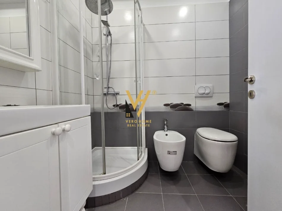 Tirane, jepet me qera apartament 1+1+Ballkon Kati 5, 60 m² 800 € (RRUGA E KAVAJES)