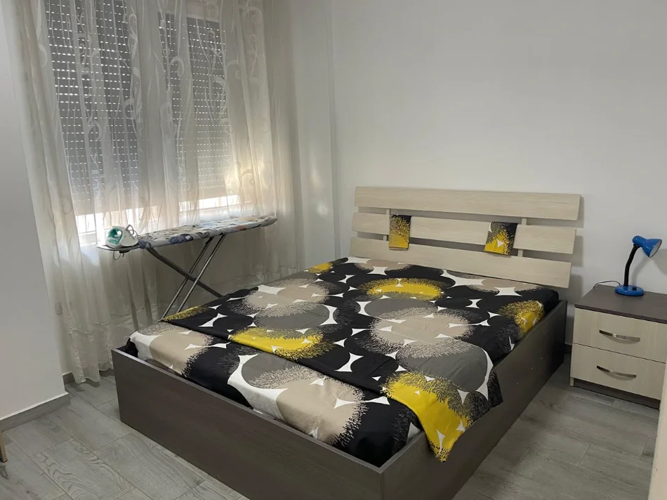 Tirane, jepet me qera apartament 1+1+Ballkon Kati 4, 53 m² 650 € (Rruga Ferit Xhajko,Medreseja)