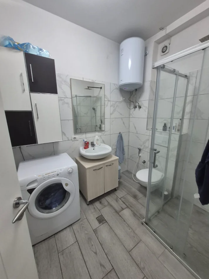 Tirane, jepet me qera apartament 1+1+Ballkon Kati 4, 53 m² 650 € (Rruga Ferit Xhajko,Medreseja)