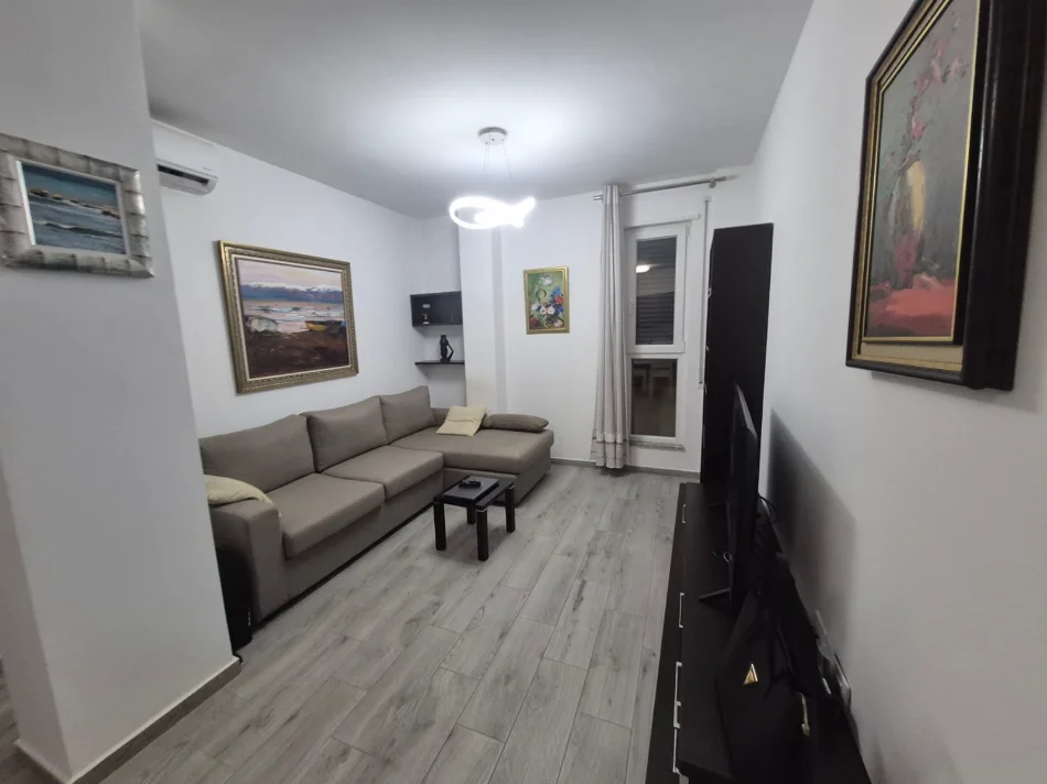 Tirane, jepet me qera apartament 1+1+Ballkon Kati 4, 53 m² 650 € (Rruga Ferit Xhajko,Medreseja)