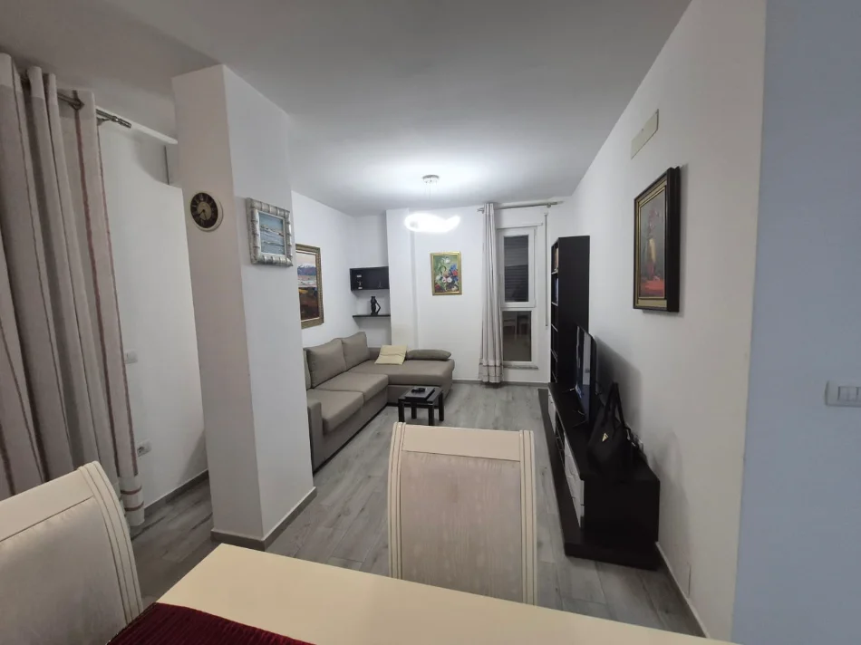 Tirane, jepet me qera apartament 1+1+Ballkon Kati 4, 53 m² 650 € (Rruga Ferit Xhajko,Medreseja)