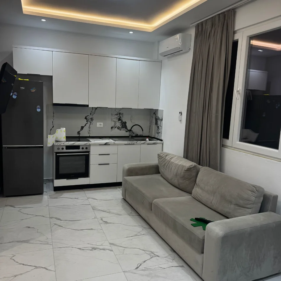 Tirane, jepet me qera apartament 1+1 Kati 1, 55 m² 500 € (rruga 5 maji)