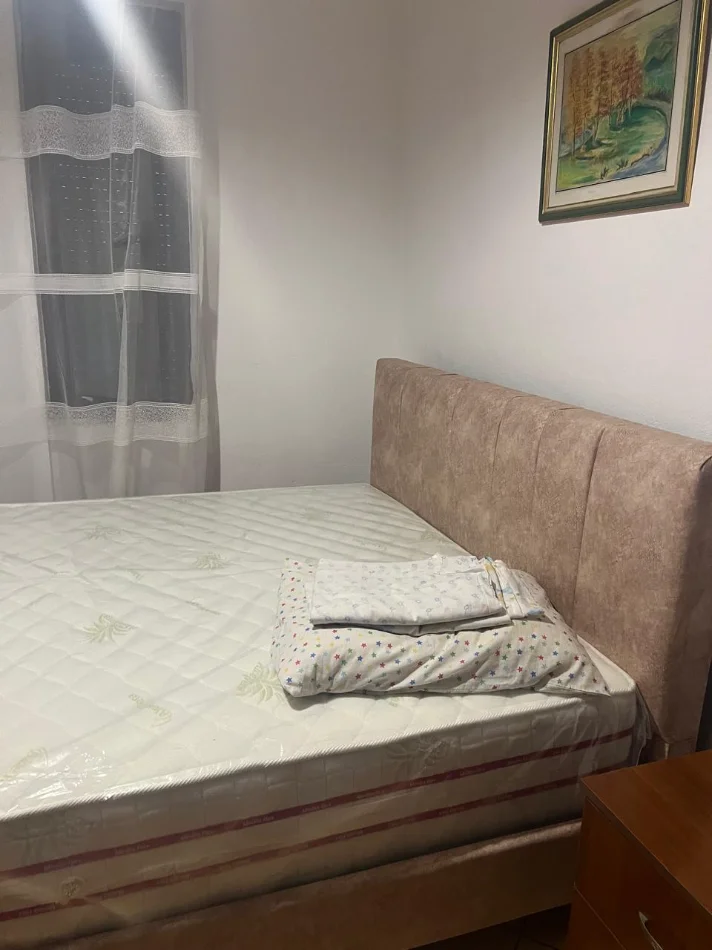 🏡 Jepet me Qera Apartament 2+1 tek Komuna e Parisit Big Market siper autostrades   500 mije leke