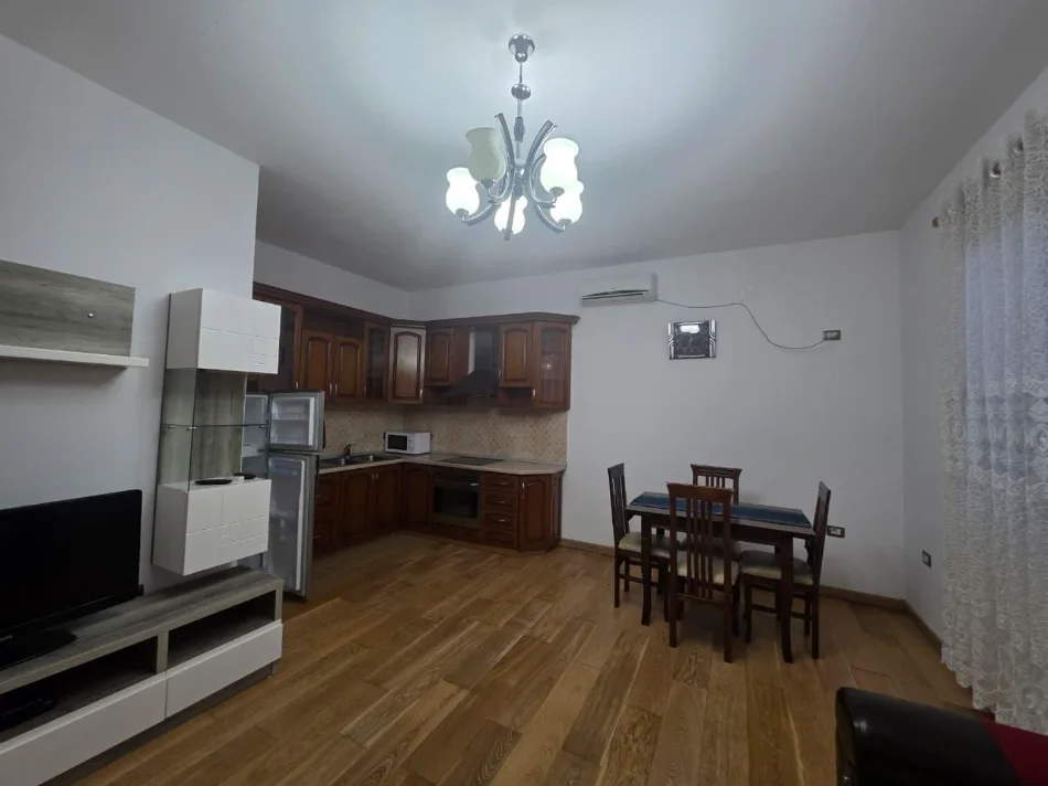 Tirane, jepet me qera apartament 1+1 Kati 1, 85 m² 300 € (SAUK)