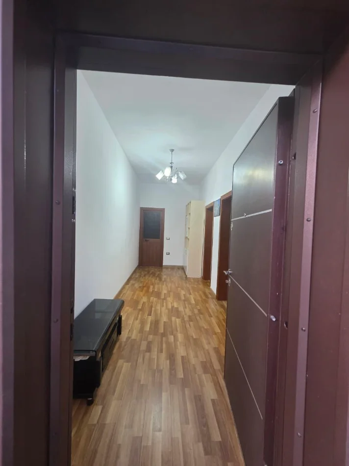 Tirane, jepet me qera apartament 1+1 Kati 1, 85 m² 300 € (SAUK)