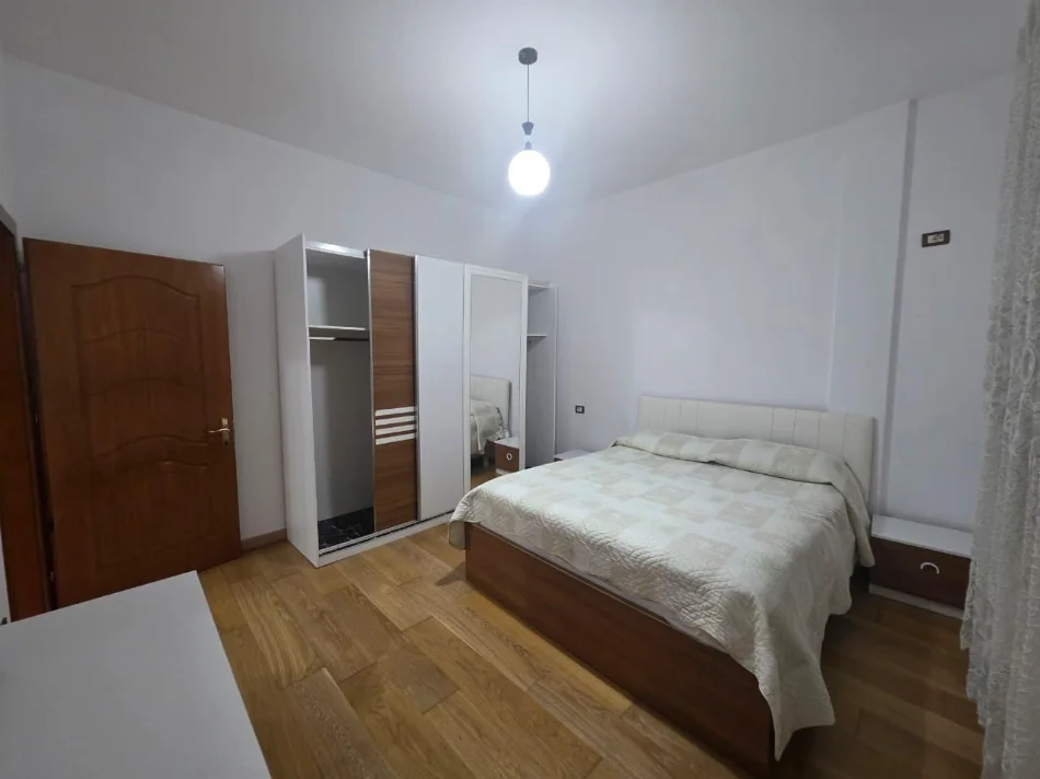 Tirane, jepet me qera apartament 1+1 Kati 1, 85 m² 300 € (SAUK)