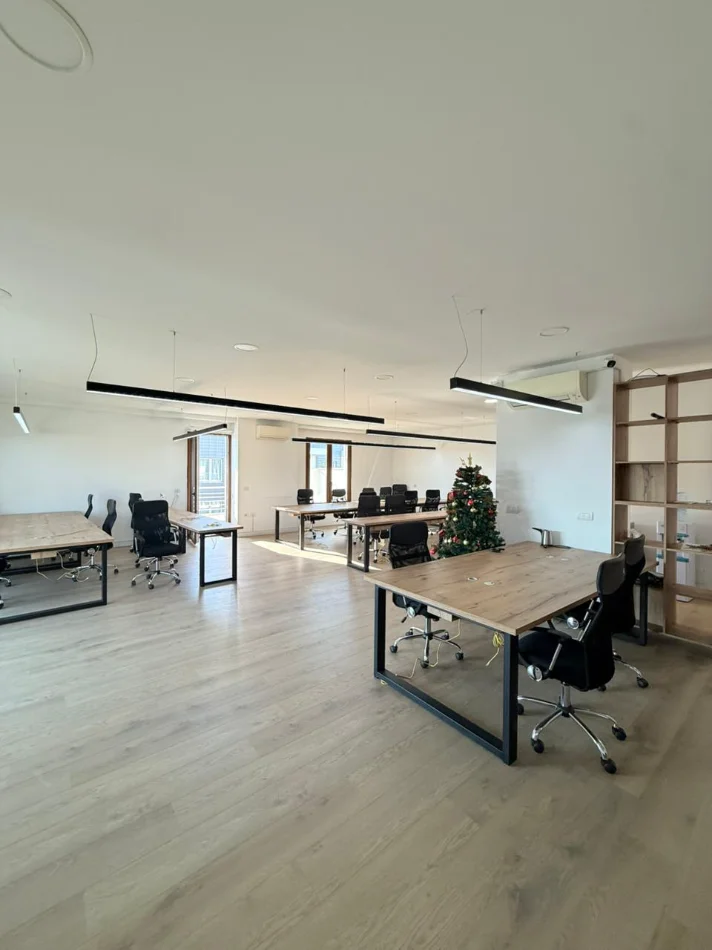 Shqiperi, jepet me qera zyre , 200 m² 2.500 € (Deliorgji)
