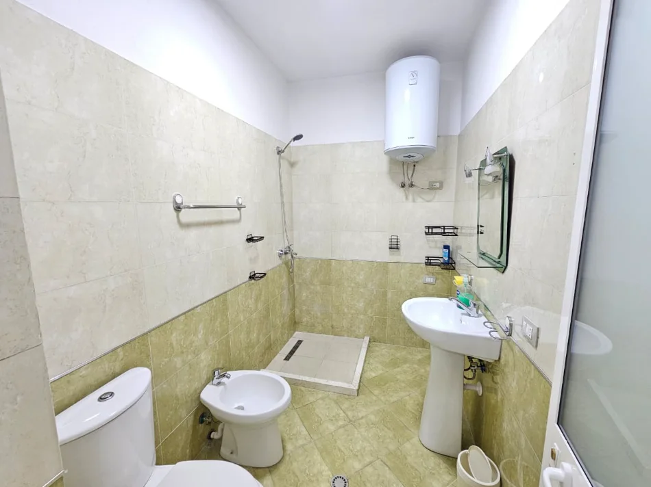 Jepet me qera apartament 2+1, 700 € ,ne QENDER, prane Fakultetit te Shkencave te Natyres