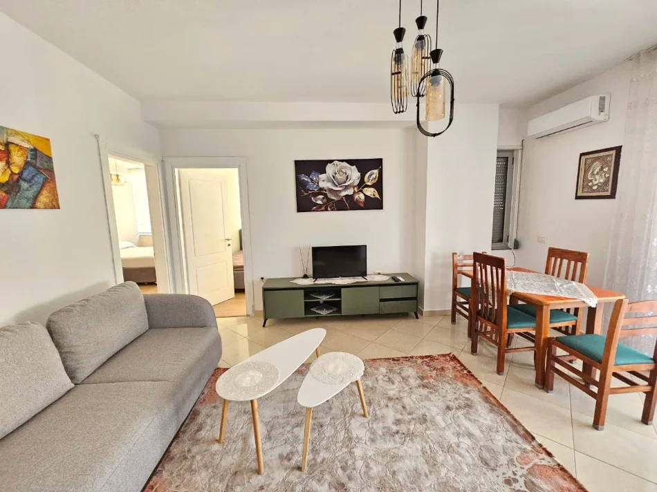 Jepet me qera apartament 2+1, 700 € ,ne QENDER, prane Fakultetit te Shkencave te Natyres