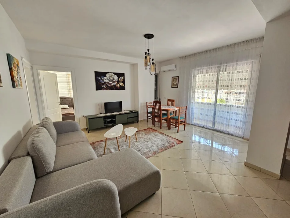 Jepet me qera apartament 2+1, 700 € ,ne QENDER, prane Fakultetit te Shkencave te Natyres