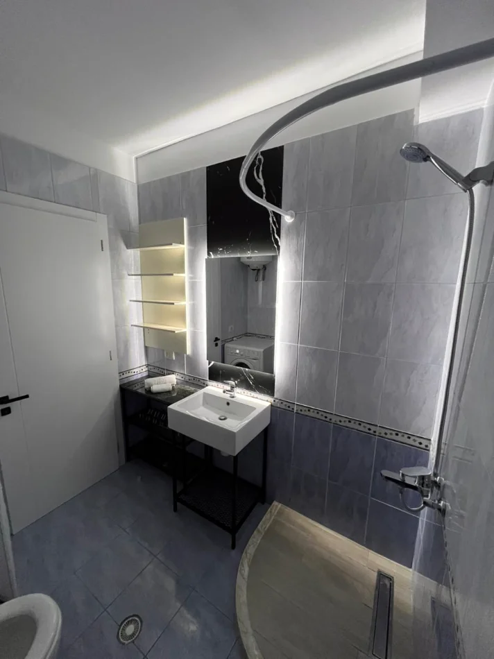 Tirane, jepet me qera apartament 1+1+Ballkon Kati 1, 67 m² 750 € (RR. Peti)